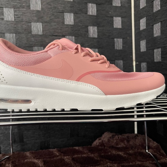 Pink Nike - Picture 3 of 4